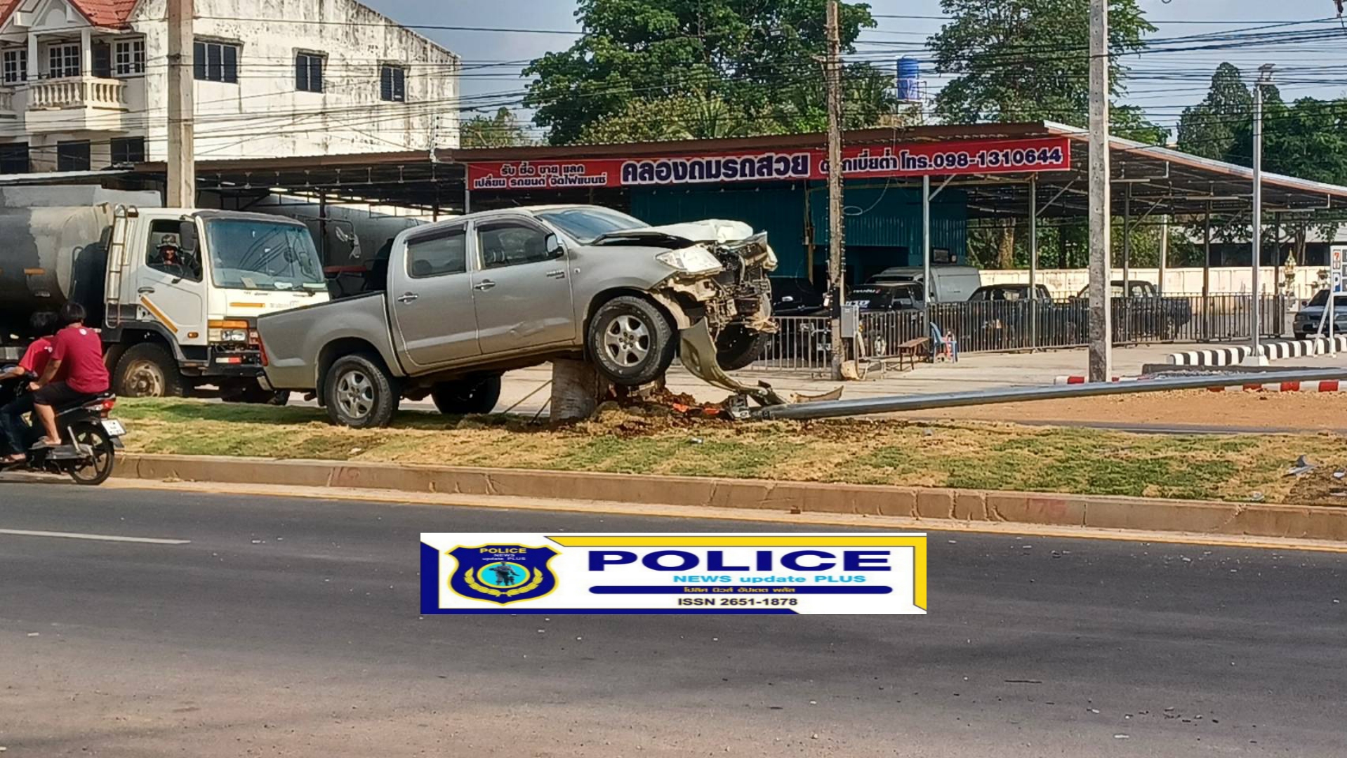 ((POLICE NEWS update PLUS))..”เหตุมีรถกระบะ ชนกับเสาไฟฟ้าเหล็กเกาะกลางถนน หมายเลข 225 ชัยภูมิ- นครสวรรค์ แถวหน้าเซเว่นตลาดคลองถม อำเภอบ้านเขว้า