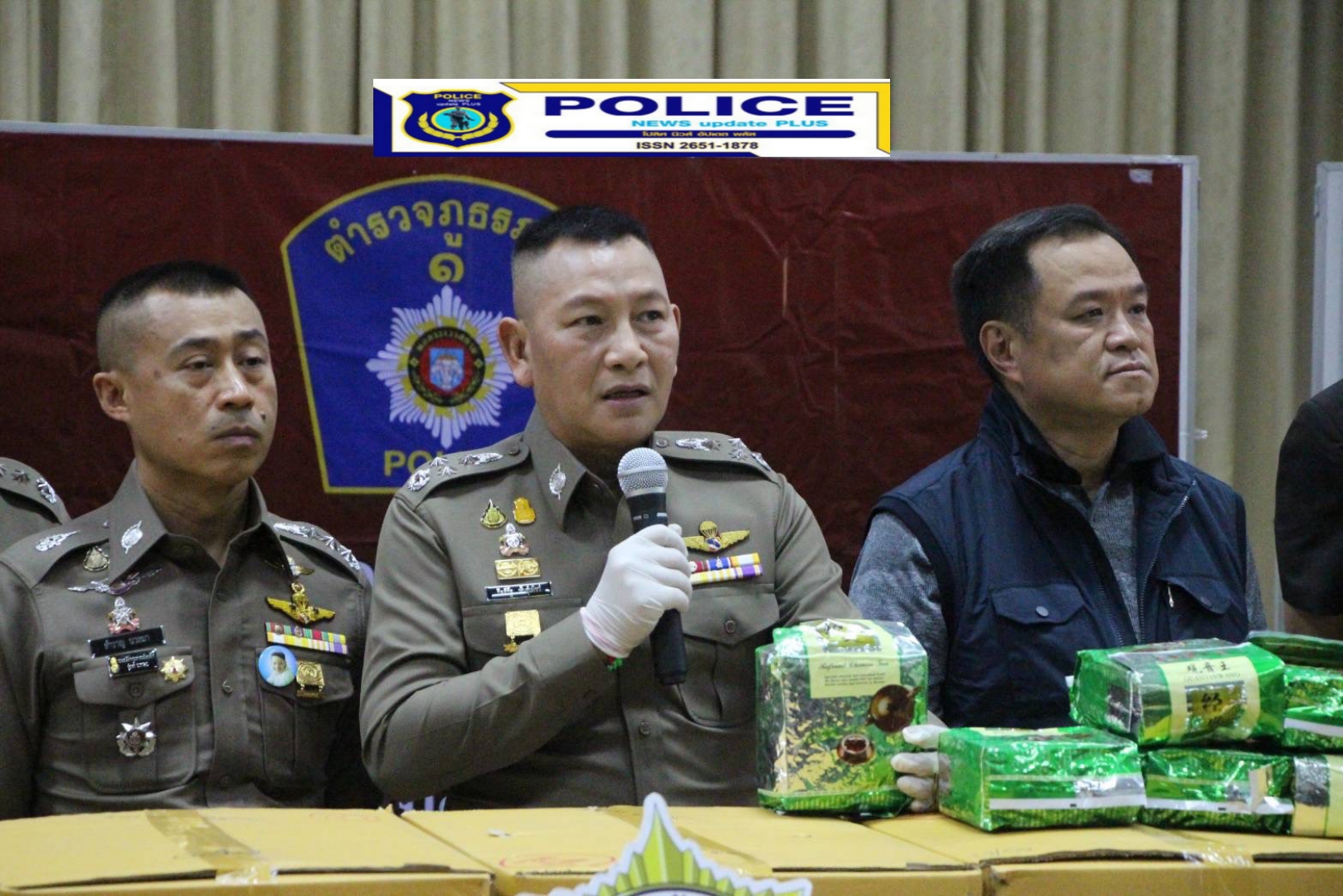 ((POLICE NEWS update PLUS))…”ตำาวจภูธรภ.1แถลงข่าวผลการจับกุมเครือข่ายยาเสพติดทีมโกดังยาเสพติด อาร์ท ต่ำเอี่ยว ยึดยาไอซ์ จำนวน 40 กระสอบ น้ำหนักประมาณ 1 ตัน (1,000 กก.) มูลค่ากว่า 80,000,000 บาท