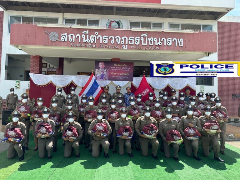 ((POLICE NEWS update PLUS))…”บิ๊กโอ๋เดินทางมาตรวจเยี่ยมบำรุงขวัญข้าราชการตำรวจที่ “สภ.บึงนาราง”  โดยได้มอบถุงบำรุงขวัญ ของ ตร. เพื่อบำรุงขวัญและกำลังใจ ในการนี้ได้มอบพระพุทธรูปหลวงพ่อวัดไร่ขิง และพระปางเปิดโลก หลวงปู่หมุน เพื่อเป็นเครื่องยึดเหนี่ยวจิตใจ