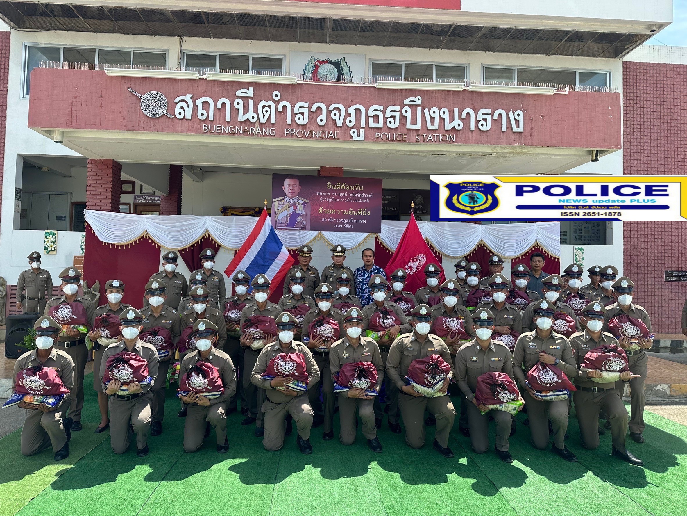 ((POLICE NEWS update PLUS))…”บิ๊กโอ๋เดินทางมาตรวจเยี่ยมบำรุงขวัญข้าราชการตำรวจที่ “สภ.บึงนาราง”  โดยได้มอบถุงบำรุงขวัญ ของ ตร. เพื่อบำรุงขวัญและกำลังใจ ในการนี้ได้มอบพระพุทธรูปหลวงพ่อวัดไร่ขิง และพระปางเปิดโลก หลวงปู่หมุน เพื่อเป็นเครื่องยึดเหนี่ยวจิตใจ