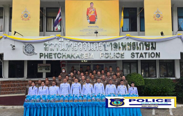 ((POLICE NEWS update PLUS))…ผกก.สน.เพชรเกษม พร้อมด้วยข้าราชการตำรวจ สน.เพชรเกษม จำนวน 70 นาย ร่วมทำบุญตักบาตรถวายพระราชกุศล และลงนามถวายพระพรชัยมงคล แด่ สมเด็จพระนางเจ้าสิริกิติ์ พระบรมราชินีนาถ พระบรมราชชนนีพันปีหลวง เนื่องในโอกาสวันเฉลิมพระชนมพรรษา 12 สิงหาคม