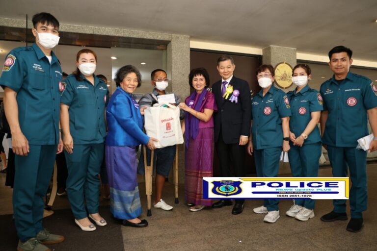 ((POLICE NEWS update PLUS))…มูลนิธิป่อเต็กตึ๊ง สนับสนุนค่าพาหนะ และเครื่องอุปโภคบริโภค ให้แก่ผู้รับขาเทียม ช่างและอาสาสมัคร ในโครงการออกหน่วยทำขาเทียมพระราชทานเคลื่อนที่ ครั้งที่ 170 จังหวัดตรัง