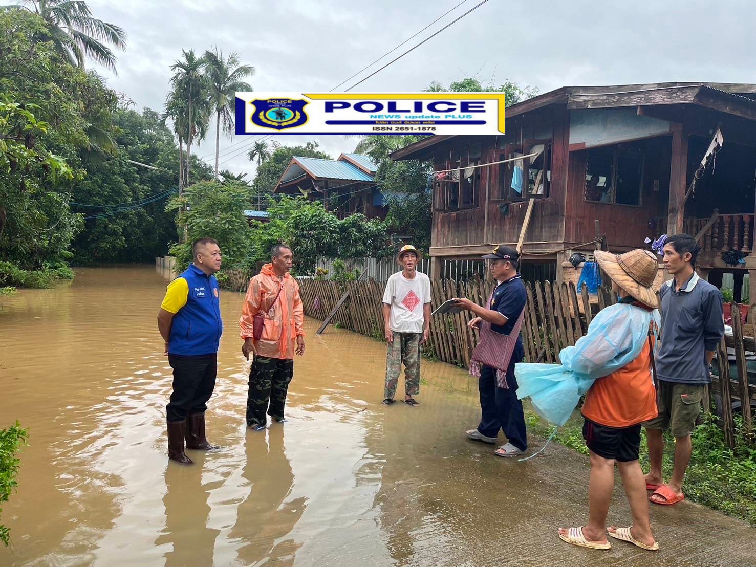 ((POLICE NEWS update PLUS))…”นายอำเภอแม่ระมาดพร้อมผู้นำ,ชุมชนฯบ้านวังผา ตำบลแม่จะเรา กำซับเฝ้าระวังแม่น้ำเมยเพิ่มปริมาณ ชม.ต่อชม.