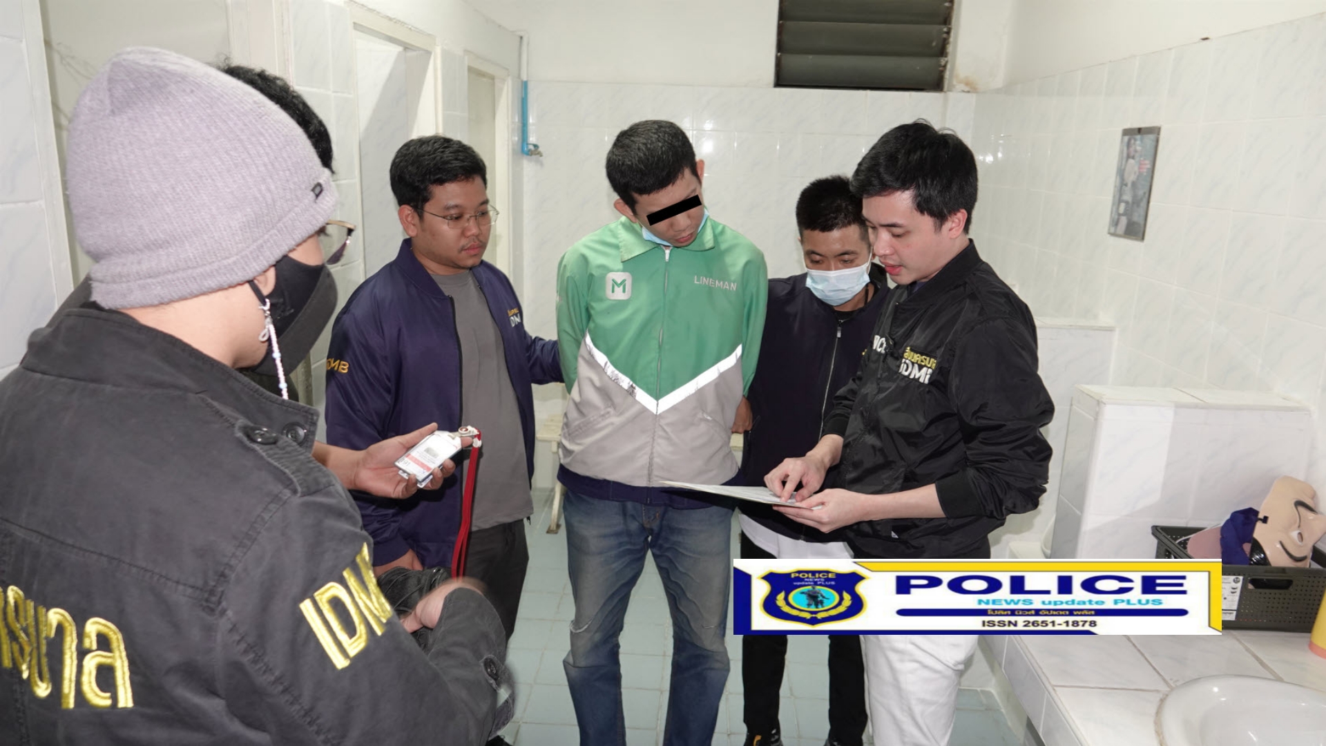 ((POLICE NEWS update PLUS))…”สืบนครบาลรวบหมวดเจมส์สืบนครบาลเก๊ กรรโชกทรัพย์ พร้อมอาวุธปืน 9 มม. ลูกปืน 12 นัด  สืบนครบาลเก๊ เหลนเจ้าพระยา” แสบ ก่อตั้งกลุ่มเฉพาะกิจ ปะฉะดะ ปลอมตัวเป็นสายสืบ