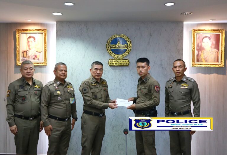 ((POLICE NEWS update PLUS))…”ผู้บัญชาการตำรวจนครบาลชมเชยสายตรวจเข้าระงับเหตุหนุ่มจีนคลั่ง