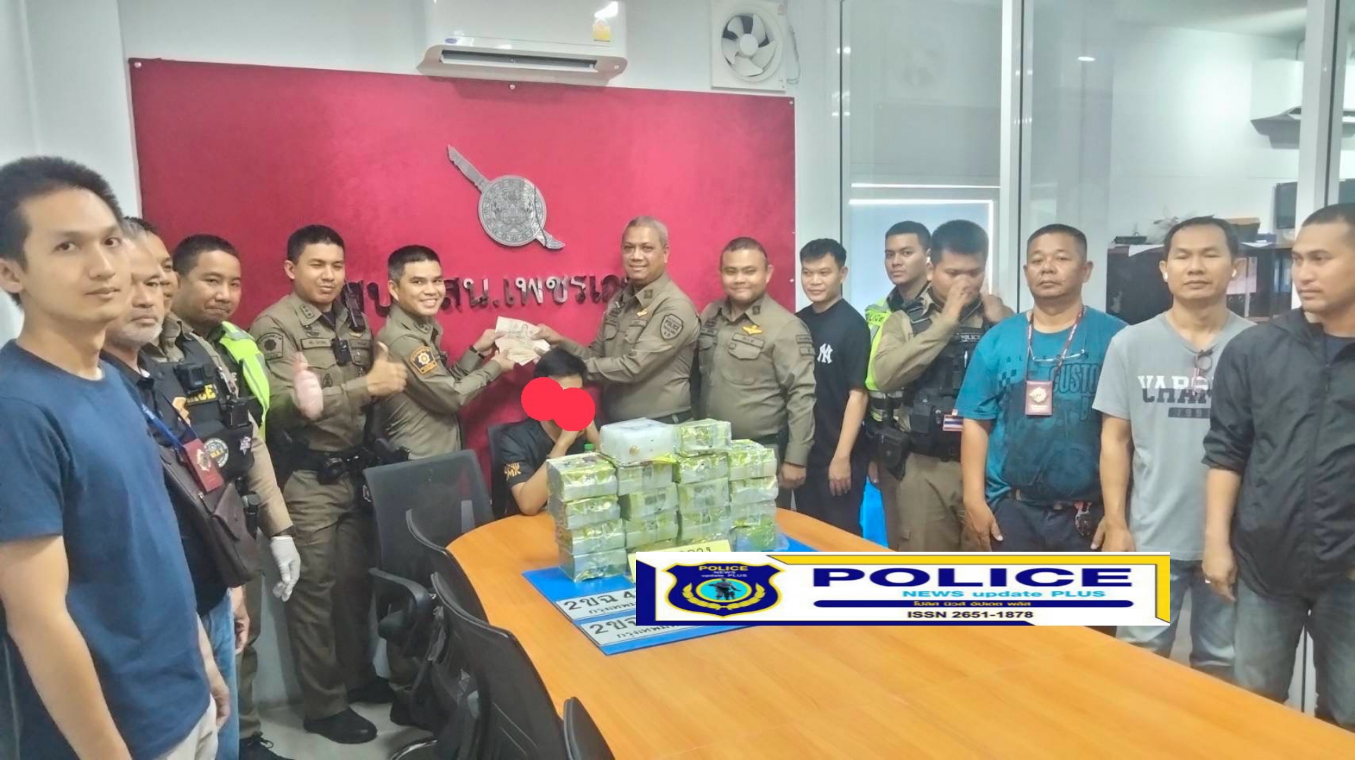 ((POLICE NEWS update PLUS))…“สายตรวจเพชรเกษมไหวพริบดี เจอหนุ่มจอดรถมีพิรุธเรียกตรวจค้น เจอภาพยาไอซ์ ถ่ายไว้ในมือถือ ผกก.สั่งสืบสวนขยายผลตามยึดถึงบ้านเช่าอีก 18 กิโลกรัม ราคาหลายล้านบาท พร้อมตบรางวัลทันที”