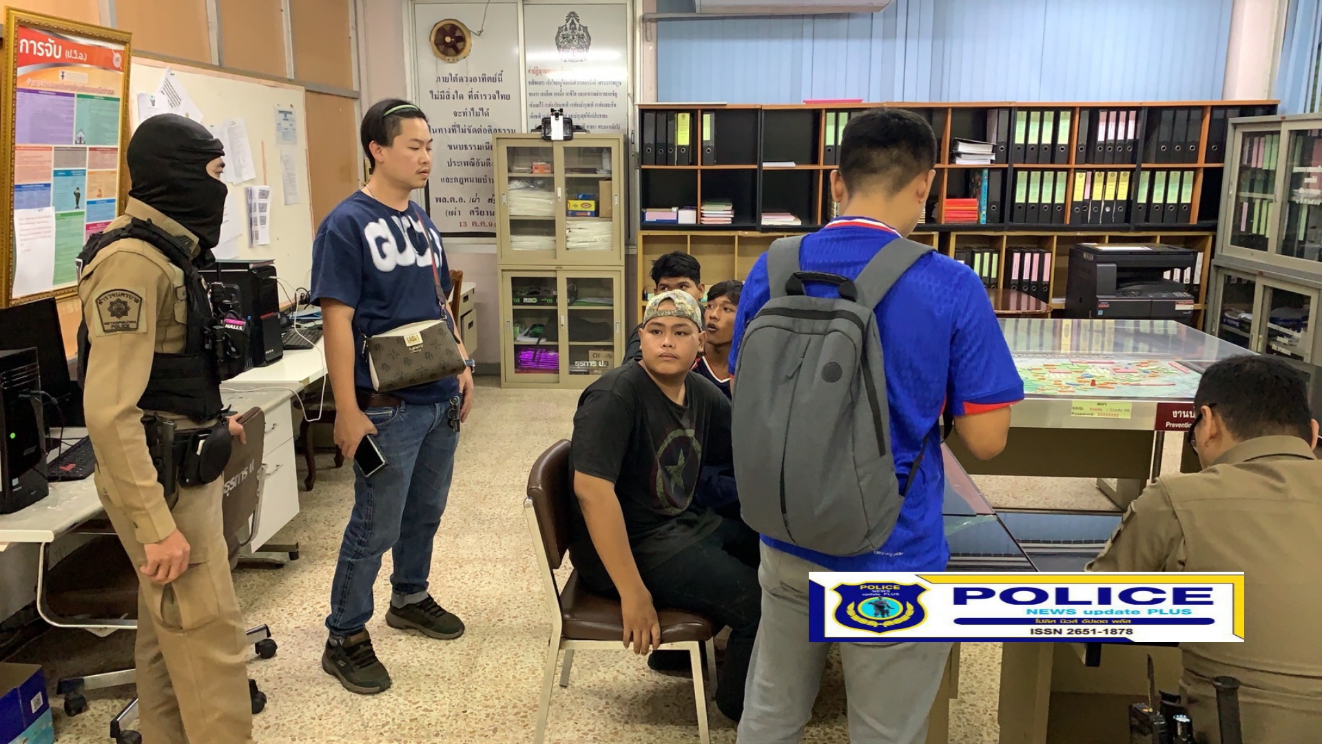 ((POLICE NEWS update PLUS))…สืบสวน สน.บางบอน , ฝ่ายป้องกันและปราบปรามได้ร่วมกันจับกุมต้องหาว่ากระทำความผิดฐาน ร่วมกันฆ่าผู้อื่นโดยเจตนา และมีอาวุธปืนและเครื่องกระสุนปืนไว้ในครอบครอง