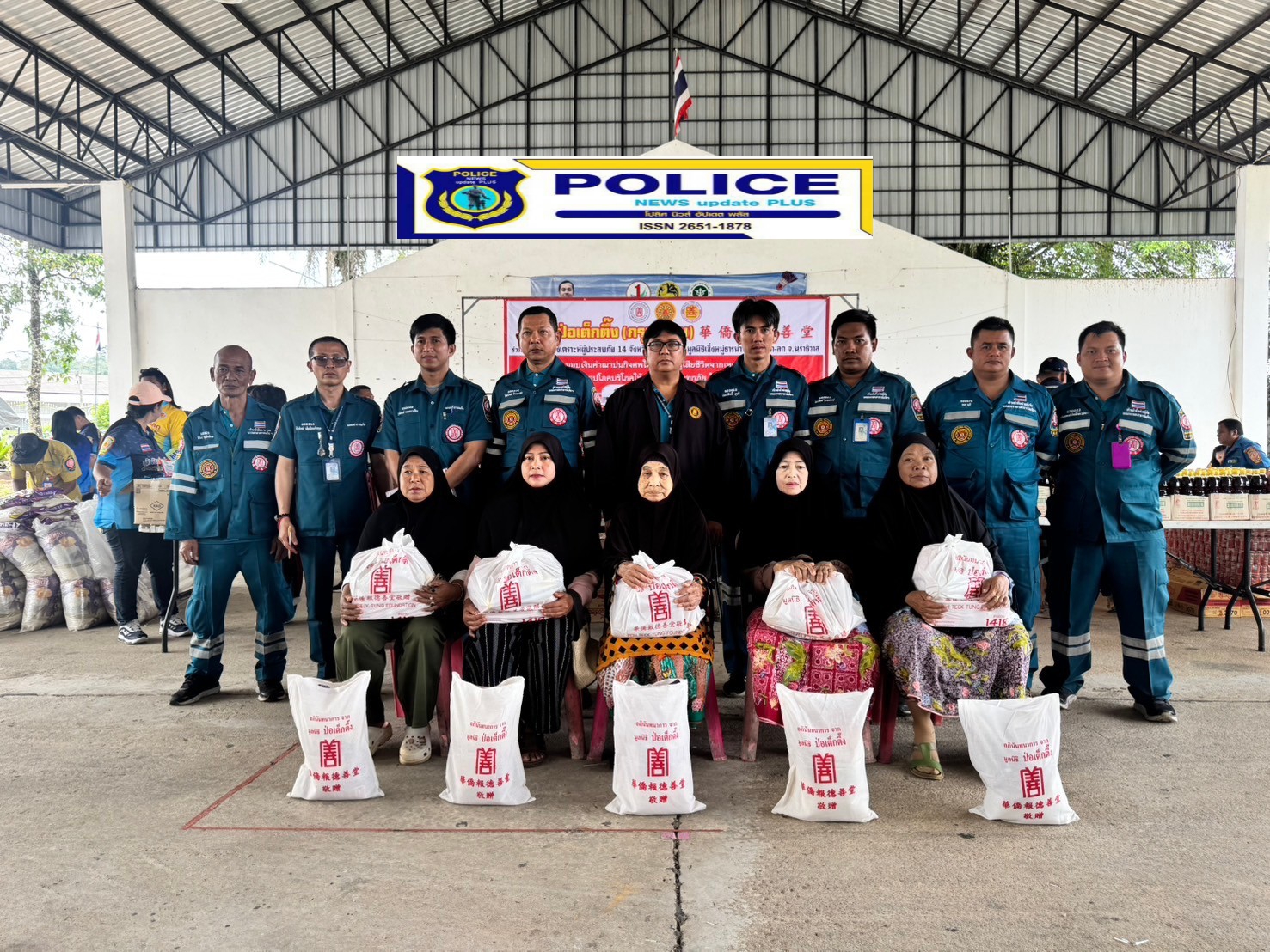 ((POLICE NEWS update PLUS))…”มูลนิธิป่อเต็กตึ๊ง “ซับน้ำตาชาวใต้” จัดงบกว่า 15.5 ล้านบาท ฟื้นฟูหลังน้ำลดผู้ประสบอุทกภัย แจกจ่ายเครื่องอุปโภคบริโภค มอบเงินช่วยเหลือกรณีบ้านพังทั้งหลัง และช่วยเหลือค่าฌาปนกิจแก่ญาติผู้เสียชีวิต 8 จังหวัดภาคใต้ .