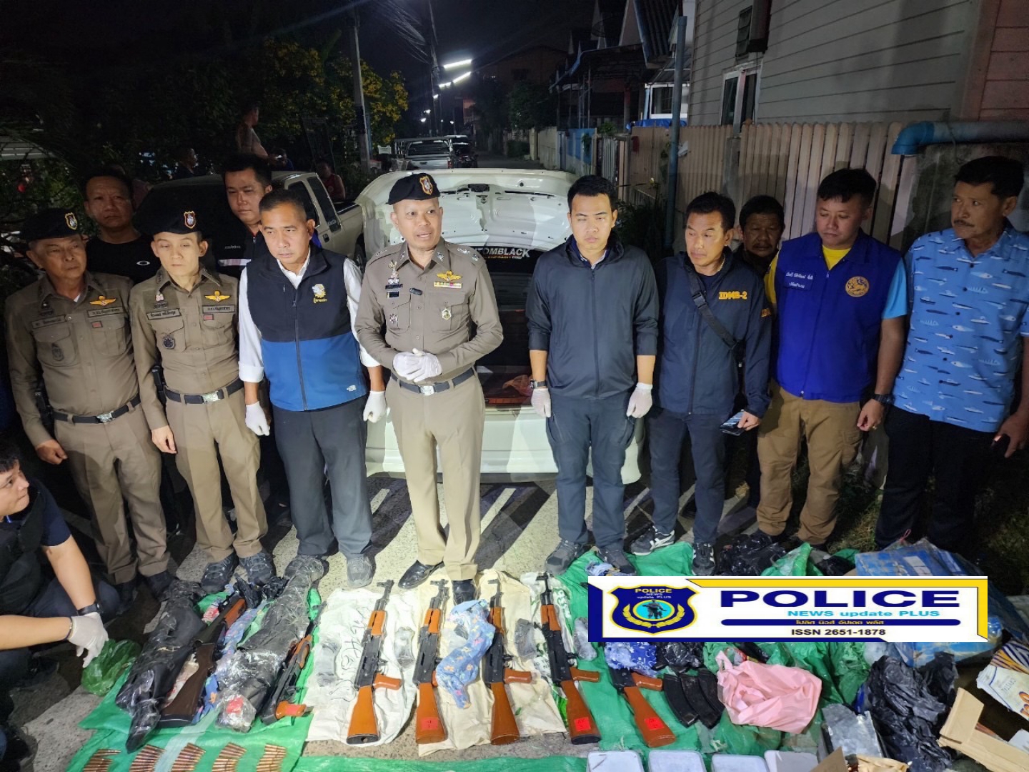 ((POLICE NEWS update PLUS))…”น.1สั่ง รองนพศิลป์ นำทีม “สืบนครบาล” ล้อมจับ “แก๊งพ่อค้าอาวุธปืนเถื่อน” รายใหญ่ ย่านกระทุ่มแบน พบอาวุธปืนสงครามเครื่องกระสุนเพียบ”