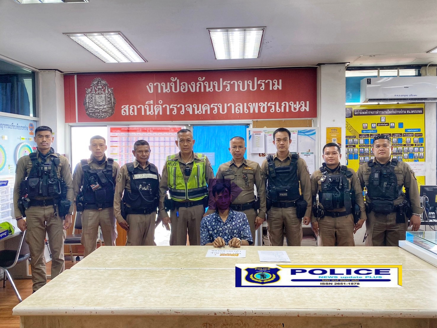 ((POLICE NEWS update PLUS))…”เจ้าหน้าที่สน.เพชรเกษม ได้ร่วมกันจับกุมชายสัญชาติเมียนมา โดยกล่าวหาว่า 1.จำหน่ายยาเสพติดให้โทษประเภท 1 เมทแอมเฟตามีน(ยาบ้า)