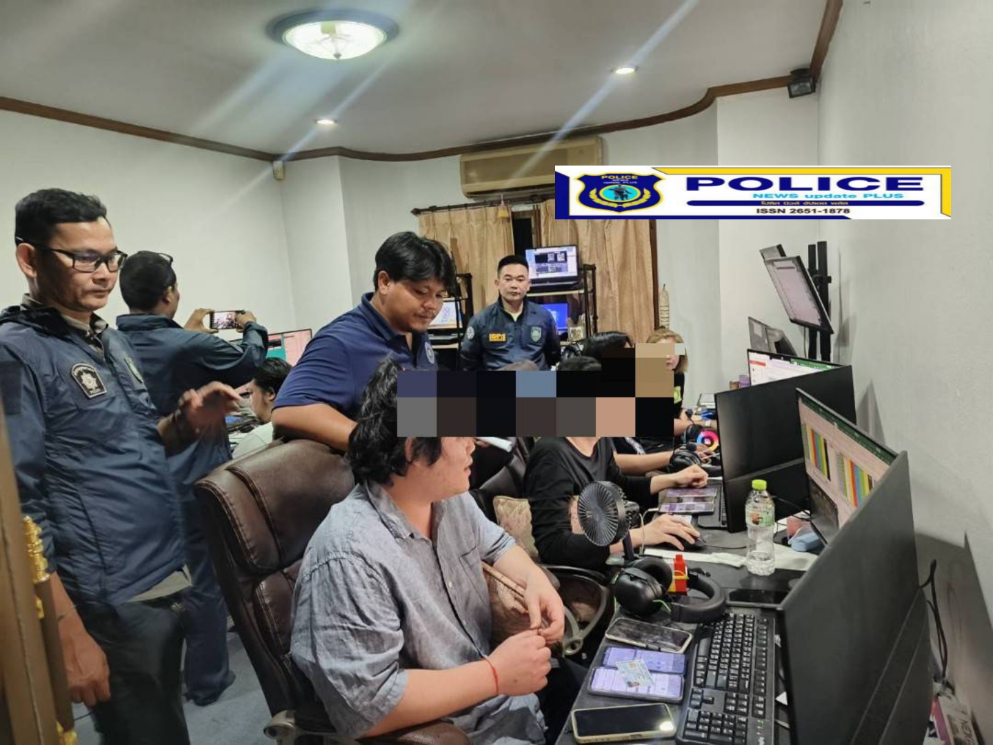 ((POLICE NEWS update PLUS))…”สส.ภ.1ร่วมกับเจ้าหน้าที่ตำรวจ ศปอส.ตร.ภ.8.และเจ้าหน้าที่ตำรวจ กก.สส.2 บก.สส.ภ.8 ได้เข้าจับกุมผู้ต้องหาในข้อหาจัดให้มีการเล่น หรือทำอุบายล่อ ช่วยประกาศโฆษณาหรือชักชวนโดยทางตรงหรือทางอ้อมให้ผู้อื่นเข้าเล่นหรือเข้าพนันในการเล่นซึ่งมิได้รับอนุญาต