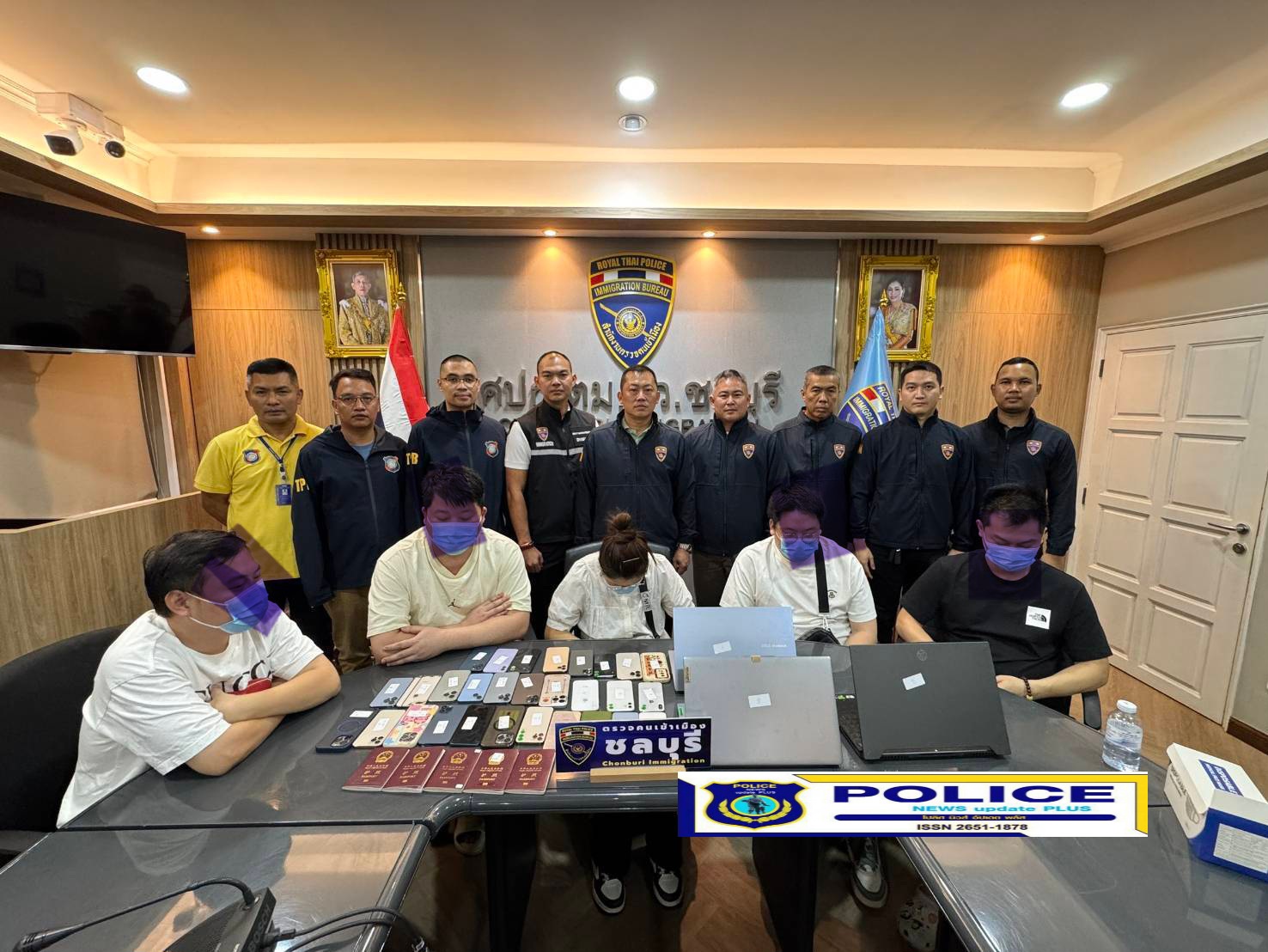 ((POLICE NEWS update PLUS))…”สำนักงานตรวจคนเข้าเมือง สนองนโยบายรัฐบาล ตม.จว.ชลบุรี จับกุมจีนเทา 5 คนทำงานรับแลกเงินให้ลูกค้าเว็บไซต์พนันออนไลน์”