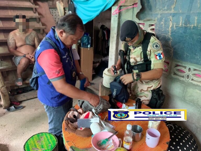 ((POLICE NEWS update PLUS))…”ชาวแม่ระมาดรวมใจ ปกป้องไทย พ้นภัยยาเสพติด ตามนโยบายการป้องกัน/แก้ไขปัญหายาเสพติดและแผนปฏิบัติการสกัดกั้นและปราบปรามยาเสพติด “Seal Stop Safe” ผนึกกำลัง 51 อำเภอชายแดน”