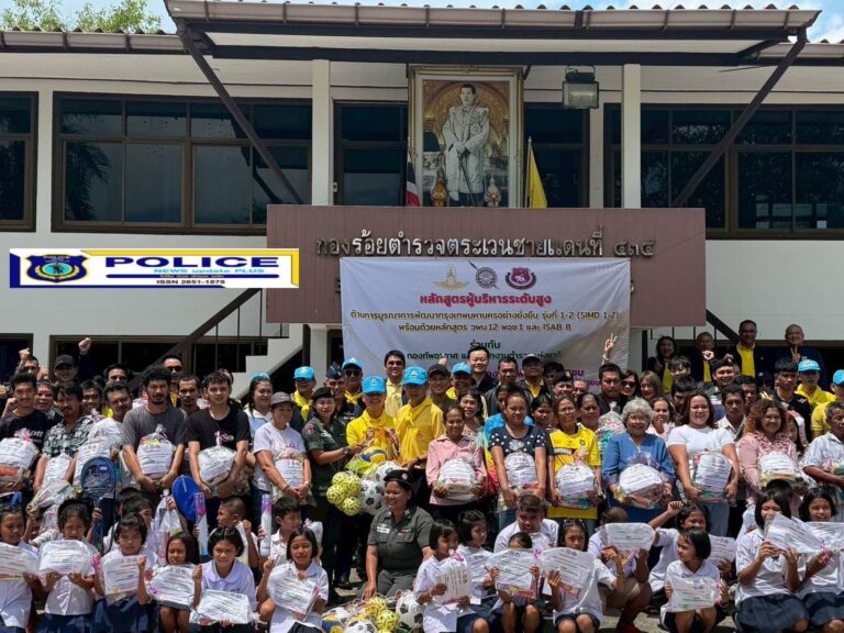 ((POLICE NEWS update PLUS))…”คณะนักศึกษาหลักสูตร ผู้บริหารระดับสูงด้านบูรณาการพัฒนากรุงเทพมหานครอย่างยั่งยืน (SIMD 1-2) รุ่นที่ 1 รุ่นที่ 2 วพน.12 พอช.1 และ ISAB 8ร่วมกันเป็นจิตอาสาจัดกิจกรรมตอบแทนสังคม (CSR) โดยได้มอบอุปกรณ์การศึกษา การกีฬาพร้อมทุนการศึกษาให้กับน้องๆ โรงเรียนตำรวจตระเวณชายแดน ภายในจังหวัดตรัง 2″