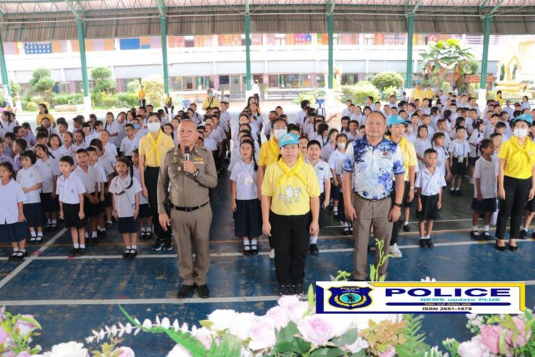 ((POLICE NEWS update PLUS))…”ผกก.สน.เพชรเกษม บรรยายให้ความรู้เกี่ยวกับการป้องกันและแก้ไขปัญหายาเสพติดและบุหรี่ไฟฟ้า และถ่ายทอดนำวิธีเอาตัวรอดให้กับครูและนักเรียน บุคลากร ในด้านการป้องกันตนเอง”