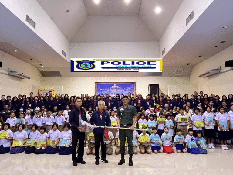((POLICE NEWS update PLUS))…”กิจกรรมเพื่อสังคม “Life Vaccine for Social” คณะนักศึกษา หลักสูตรวัคซีนชีวิต เพื่อสังคม สำหรับผู้บริหารระดับสูง รุ่นที่ โดย1มอบอุปกรณ์การศึกษาการกีฬาและทุนการศึกษาพร้อมมอบถุงยังชีพให้แก่พี่น้องประชาชน