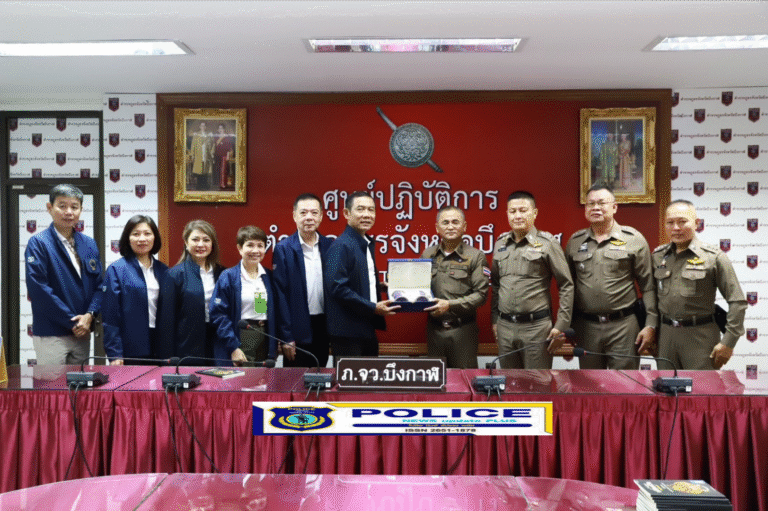 ((POLICE NEWS update PLUS))…”กิจกรรมเพื่อสังคม “Life Vaccine for Social” คณะนักศึกษา หลักสูตรวัคซีนชีวิต เพื่อสังคม สำหรับผู้บริหารระดับสูง รุ่นที่ 1 (วชส.1)ได้ร่วมกันมอบอุปกรณ์การศึกษาการกีฬาและทุนการศึกษา ห้องน้ำรวมให้แก่ นักเรียน โรงเรียน ตชด. ไปรษณีย์ไทย บ้านห้วยหมากหล่ำ อ.โนนสะอาด จ.อุดรธานี