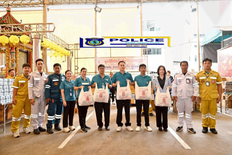 ((POLICE NEWS update PLUS))…”ชาวป่อเต็กตึ๊ง ร่วมแรงร่วมใจแพ็คถุงยังชีพ เพื่อส่งไปแจกจ่ายให้พี่น้องประชาชนที่ประสบอุทกภัยน้ำท่วม จ.อุตรดิตถ์”