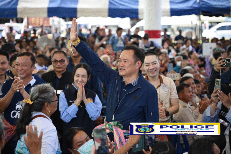 ((POLICE NEWS update PLUS))..”อนุทิน” ลงพื้นที่อำเภอบ้านกรวด จังหวัดบุรีรัมย์ พบปะให้กำลังใจและมอบนโยบายการดูแลประชาชนตามแนวชายแดนไทย-กัมพูชา พร้อมขอบคุณประชาชนที่ให้ความร่วมมือกับภาครัฐในการอพยพไปยังศูนย์พักพิงชั่วคราวในช่วงเกิดสถานการณ์ เพื่อให้ทหารหาญทำหน้าที่อย่างเต็มกำลัง