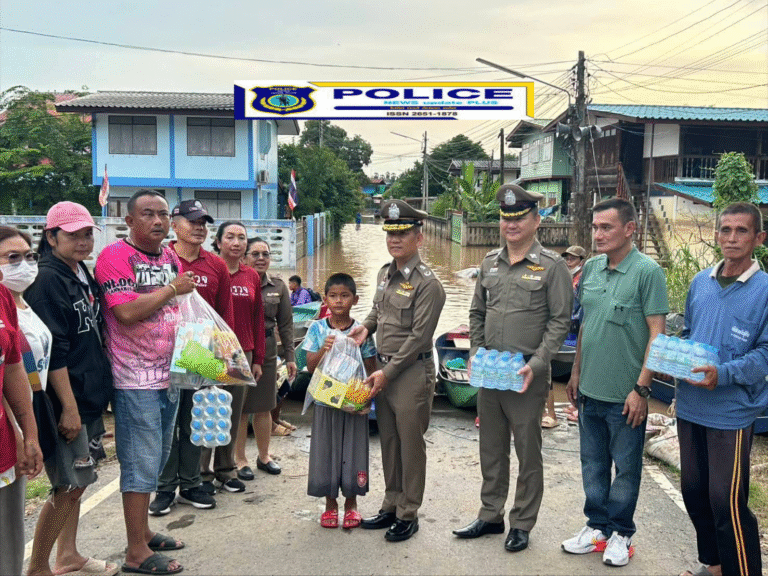 ((POLICE NEWS update PLUS))…”ผบก.ภ.จว.ชัยนาทผกก.สภ.สรรพยา พร้อมข้าราชการตำรวจมอบสิ่งของให้กับประชาชน​ และ​ข้าราชการตำรวจ​ ผู้ประสบ​อุทกภัย​