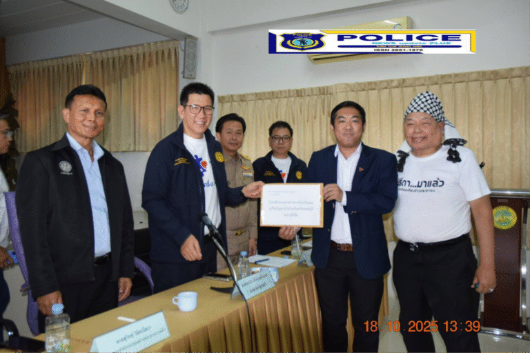 ((POLICE NEWS update PLUS))รองนายกรัฐมนตรีและรัฐมนตรีว่าการกระทรวงการคลังลงพื้นที่ตรวจสถานการณ์เศรษฐกิจและสถานการณ์น้ำท่วมในเขตพื้นที่ ต.ท่าอิฐ อ.ปากเกร็ด จ.นนทบุรี