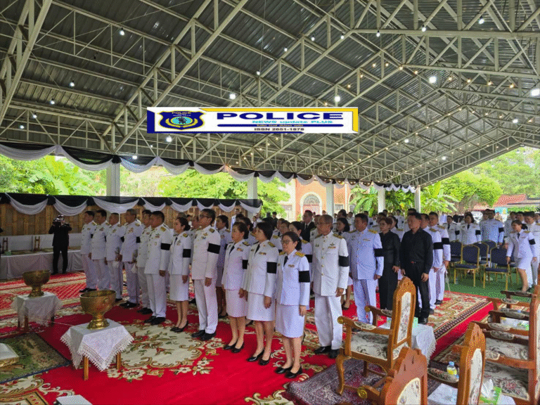 ((POLICE NEWS update PLUS))…”ผกก.สภ.เมืองชัยนาท ร่วมกับ หัวหน้าส่วนราชการ หัวหน้าหน่วยงานรัฐวิสาหกิจทุกแห่ง นายกองค์การบริหารส่วนจังหวัดชัยนาท และนายกเทศมนตรีเมืองชัยนาท ประกอบพิธีถวายน้ำสรงพระบรมศพสมเด็จพระนางเจ้าสิริกิติ์ พระบรมราชินีนาถ พระราชชนนีพันปีหลวง