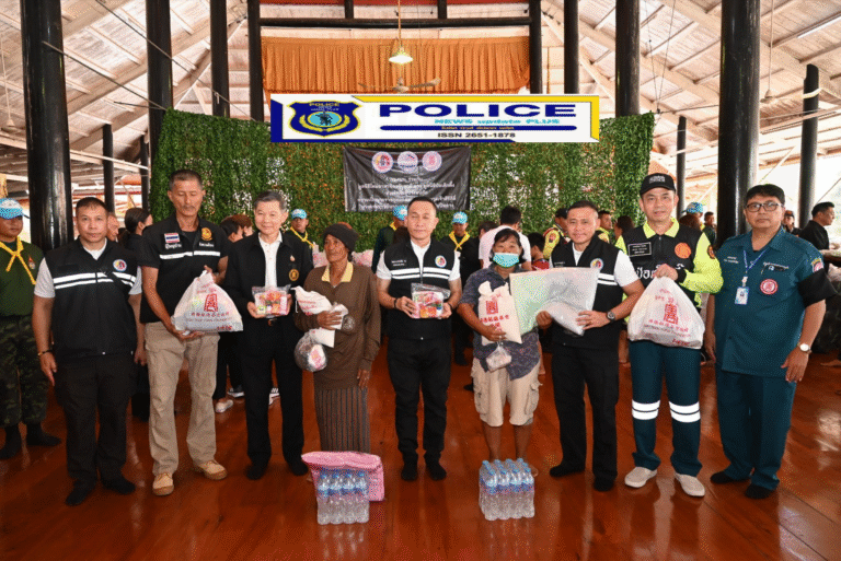 ((POLICE NEWS update PLUS))…”มูลนิธิป่อเต็กตึ๊ง ร่วมกับ กองอำนวยการรักษาความมั่นคงภายในราชอาณาจักร (กอ.รมน.) และมูลนิธิไทยอาสาป้องกันชาติ จัดทีมบรรเทาสาธารณภัย พร้อมรถ-เรือท้องแบน นำข้าวสาร พร้อม ชุดยังชีพฉุกเฉิน และชุดยาสามัญประจำบ้าน รวม 400 ชุด