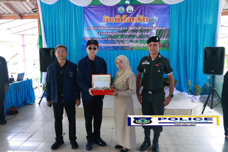 ((POLICE NEWS update PLUS))…”คณะนักศึกษา หลักสูตรวัคซีนชีวิต เพื่อสังคม สำหรับผู้บริหารระดับสูง รุ่นที่ 1 (วชส.1) ได้ร่วมกับสมาคมตำรวจได้จัดกิจกรรมดีๆ CSR ภาคใต้ ( ตรัง-กระบี่ ) เป็นครั้งที่ 4 โดยได้มอบอุปกรณ์การศึกษาการกีฬาและทุนการศึกษาให้แก่ โรงเรียนตชด.จังหวัดตรัง พร้อมมอบถุงยังชีพให้แก่พี่น้องประชาชน