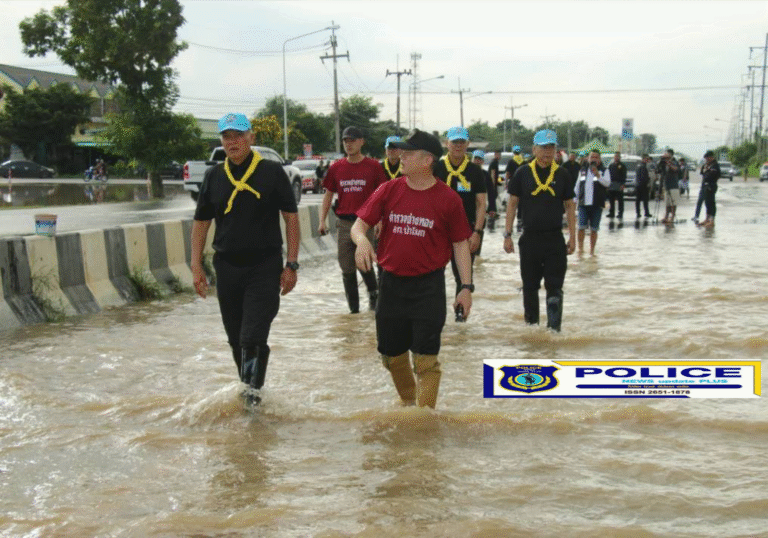 ((POLICE NEWS update PLUS))…”ผบช.ภ.1 พร้อมคณะ  เดินทางมาตรวจเยี่ยมและมอบสิ่งของช่วยเหลือประชาชนในพื้นที่ อ.ผักไห่ จว.พระนครศรีอยุธยาและในพื้นที่ สภ.ป่าโมก จว.อ่างทอง