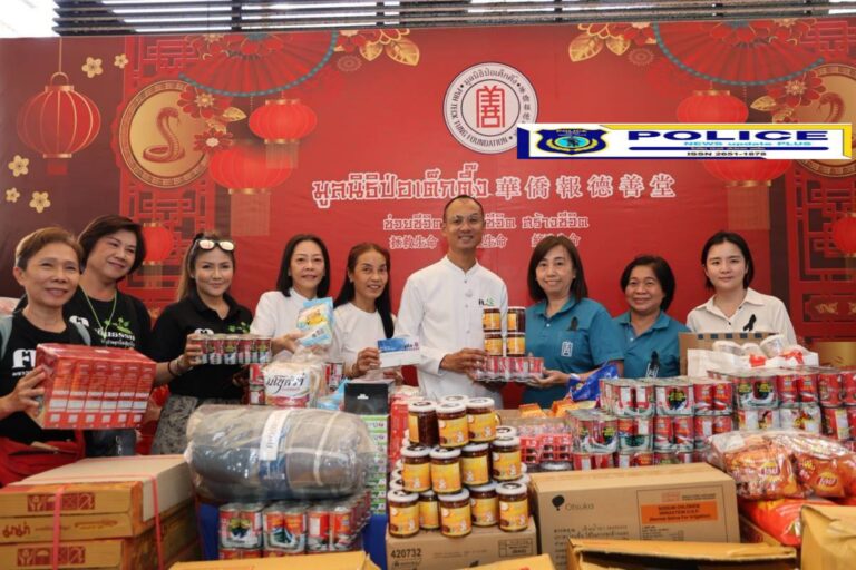 ((POLICE NEWS update PLUS))…”มูลนิธิป่อเต็กตึ๊ง โดย คุณศิริพร กระจ่างหล้า จัดการฝ่ายสังคมสงเคราะห์ พร้อมเจ้าหน้าที่ ได้รับมอบเครื่องอุปโภคบริโภคและสิ่งของต่างๆแก่ผู้ประสบภัย