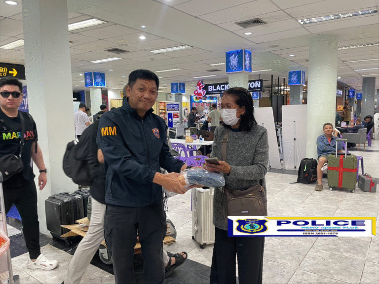 ((POLICE NEWS update PLUS))…”บก.ตม.6  นำกำลังเจ้าหน้าที่ ให้ความช่วยเหลือนักท่องเที่ยว และประชาชนที่ได้รับผลกระทบจากภัยพิบัติน้ำท่วมในพื้นที่อำเภอหาดใหญ่