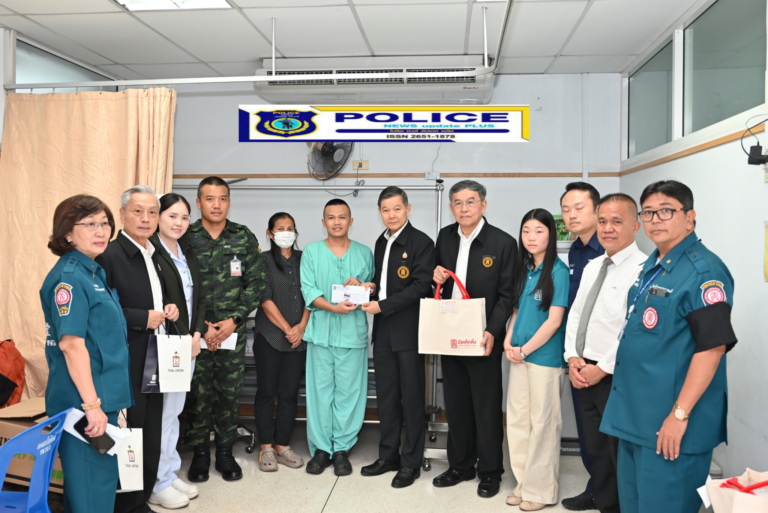 ((POLICE NEWS update PLUS))…”มูลนิธิป่อเต็กตึ๊ง นำกระเช้าเข้าเยี่ยมเยียน พร้อมมอบเงินปลอบขวัญให้กำลังใจแก่ทหารที่ได้รับบาดเจ็บจากเหตุปะทะชายแดนไทย-กัมพูชา ณ โรงพยาบาลพระมงกุฎเกล้า กรุงเทพฯ