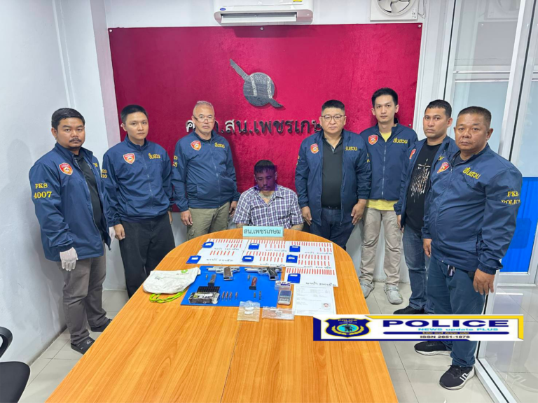 ((POLICE NEWS update PLUS))…”สืบเพชรเกษมรวบหนุ่ม มีอาวุธปืนดัดแปลง 2 กระบอก เครื่องกระสุน ยาบ้าอีกพันกว่า แถมหนีหมายจับคดีร่วมกันจำหน่ายและสมคบจากสมุทรสาคร“