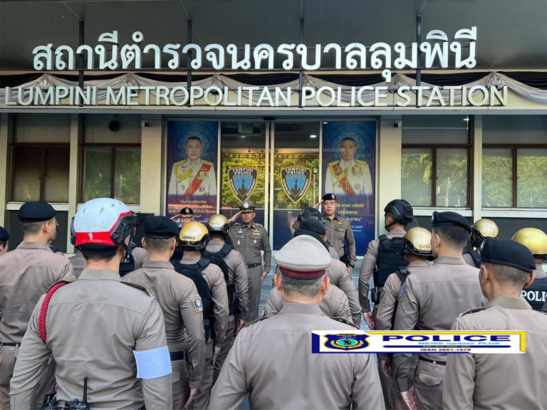 ((POLICE NEWS update PLUS))..”ผกก.สน.ลุมพินีพร้อมด้วย ข้าราชการตำรวจ สน.ลุมพินีทุกสายงานเข้าแถวเคารพธงชาติและอบรมชี้แจงข้อราชการต่างๆ แก่ข้าราชการตำรวจ สน.ลุมพินีทุกสายงาน