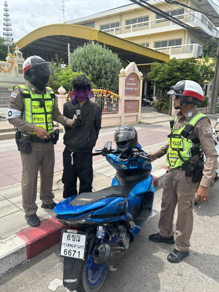 ((POLICE NEWS update PLUS))…”สน.ท่าข้าม ตั้งจุดตรวจกวดขันวินัยจราจร สามารถจับกุมชายมียาเสพติดให้โทษประเภท 1 ไว้ในครอบครอง”