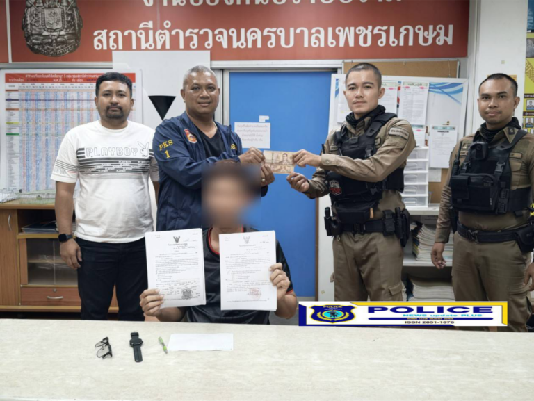 ((POLICE NEWS update PLUS))…”รวบหนุ่มบัญชีม้า ร่วมมือแก๊งคอลเซ็นเตอร์อ้างเป็นเจ้าหน้าที่ไปรษณีย์ไทยและตำรวจ สภ.เมืองภูเก็ต หลอกเหยื่อโอนเงินตรวจสอบ ตรวจสอบพบมีหมายจับติดตัวและประวัติอายัดบัญชีเกือบ 20 โรงพัก