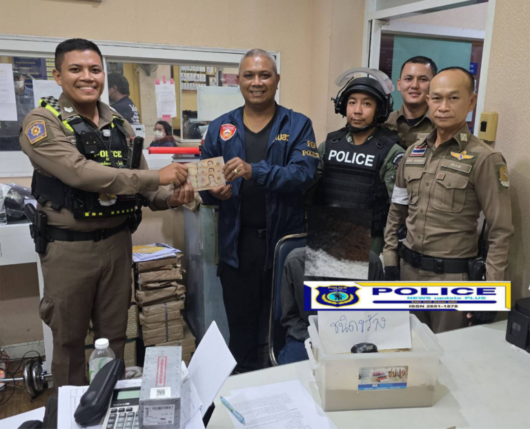 ((POLICE NEWS update PLUS))…”จราจร.สน.เพชรเกษมโบกรถอยู่ เจอไอ้หนูทรงช่าง เข้าค้นตัวเจอทั้งระเบิดและมีดอีก 3 เล่ม สอบถามเอาไว้ป้องกันตัว ผกก.ตบรางวัลทันที”
