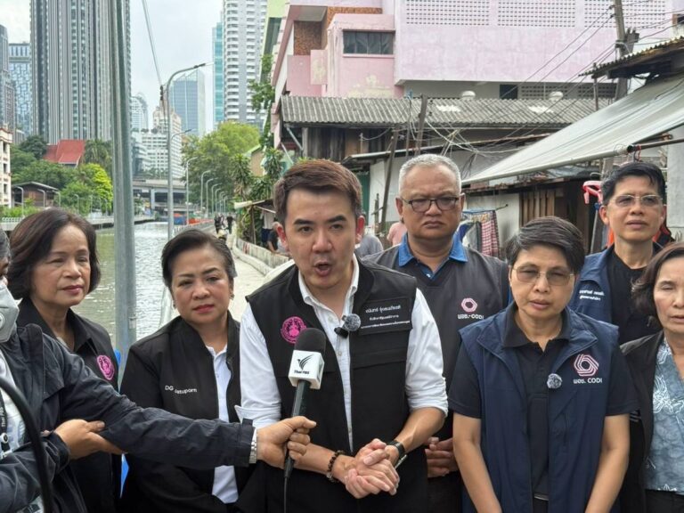 พม. – พอช. รุดลงพื้นที่ชุมชนนิคมมักกะสัน เยียวยาผู้ประสบภัยไฟไหม้ เร่งขับเคลื่อน “บ้านมั่นคงริมราง” ให้เร็วกว่ากำหนด