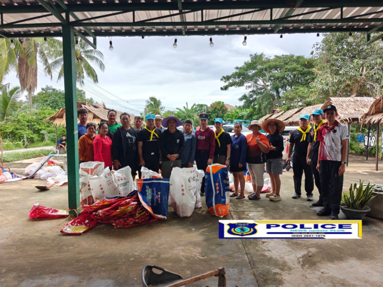 ((POLICE NEWS update PLUS))…”ผบก.ภ.จว.ชัยนาท  ได้สั่งการข้าราชการตำรวจในสังกัดตำรวจภูธรจังหวัดชัยนาท ให้ลงพื้นที่ให้ความช่วยเหลือประชาชนผู้ประสบภัยจากปัญหาอุทกภัย